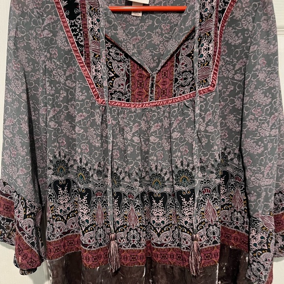 Knox Rose Flowy Blouse. - Picture 3 of 5